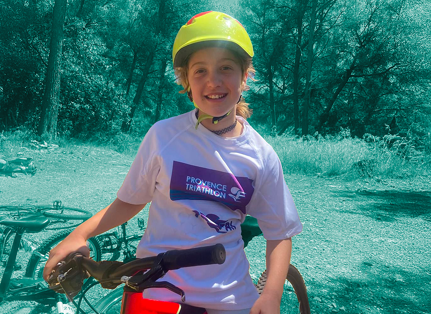 Jeune fille sur un VTT rouge
