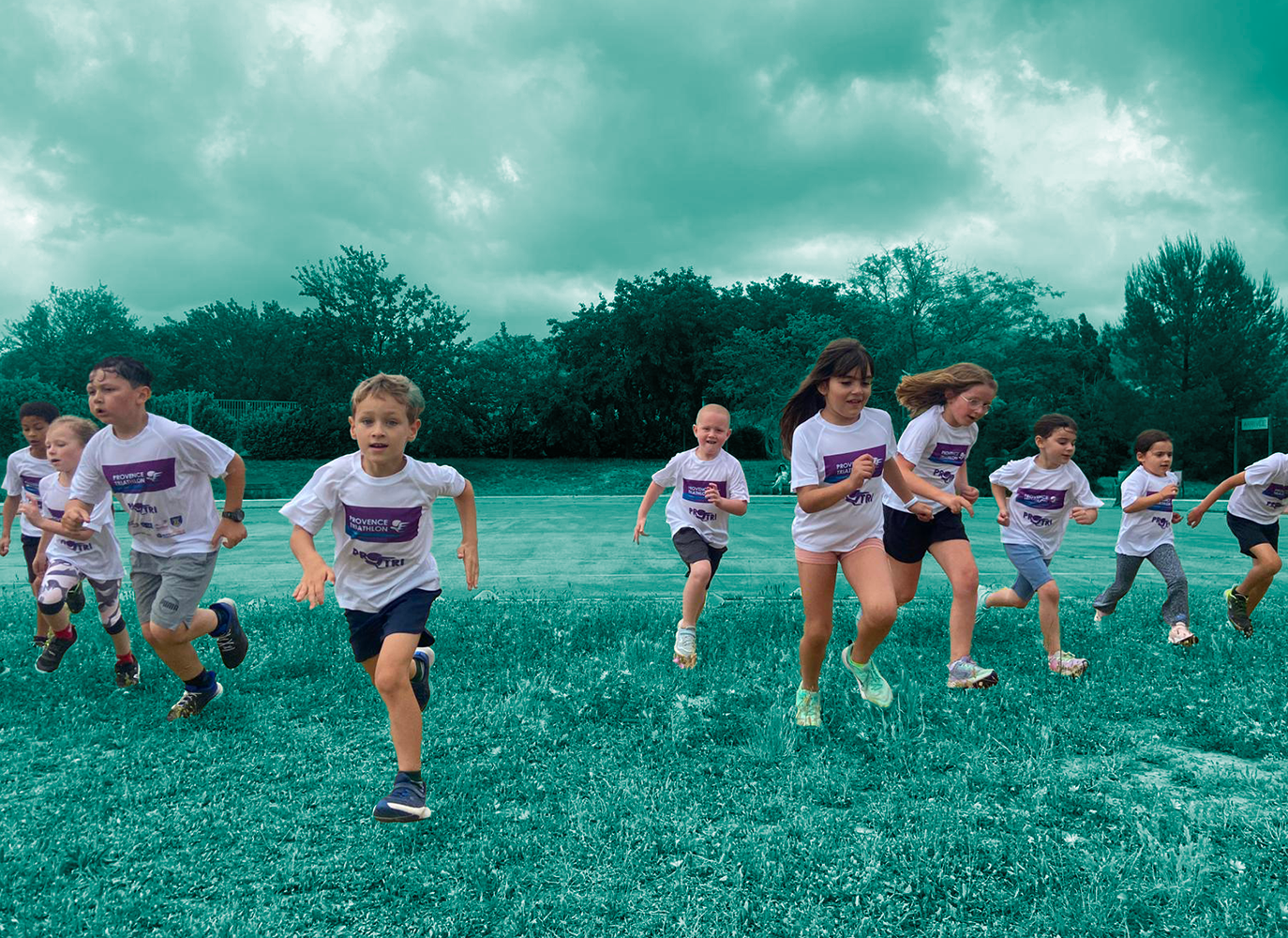 Enfants qui courent sur un terrain dans tous les sens